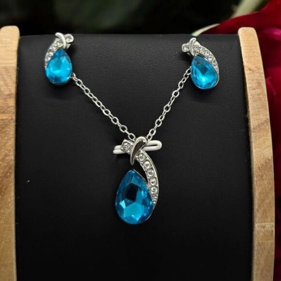 Sparkly Blue Teardrop Gemstone Pendant Silver Necklace Women's Fashion Jewelry - Picture 5 of 8